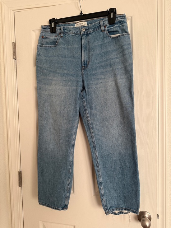 Abercrombie & Fitch Denim - Abercrombie & Fitch The Ankle Straight ultra high rise Jean with distressed hems